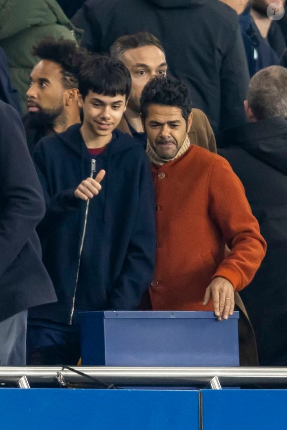 Jamel Debbouze et son fils Léon - People dans les tribunes du quart de finale de la coupe de France de football entre le Paris Saint-Germain et l'OGC Nice (3-1) au Parc des Princes à Paris le 13 mars 2024. © Cyril Moreau/Bestimage