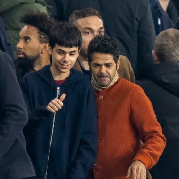 Jamel Debbouze et son fils Léon - People dans les tribunes du quart de finale de la coupe de France de football entre le Paris Saint-Germain et l'OGC Nice (3-1) au Parc des Princes à Paris le 13 mars 2024. © Cyril Moreau/Bestimage