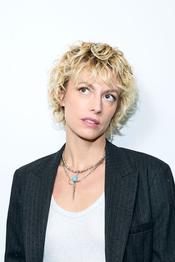 En parallèle, elle tourne dans Filip, un biopic sur le chanteur des 2be3, qu’elle soutient avec passion. Exclusif - Sara Mortensen - Backstage - Enregistrement de l'émission "100% Logique", présentée par Cyril Féraud et diffusée le 12 avril 2025 sur France 2. le 17 décembre 2024 © Cyril Moreau / Bestimage