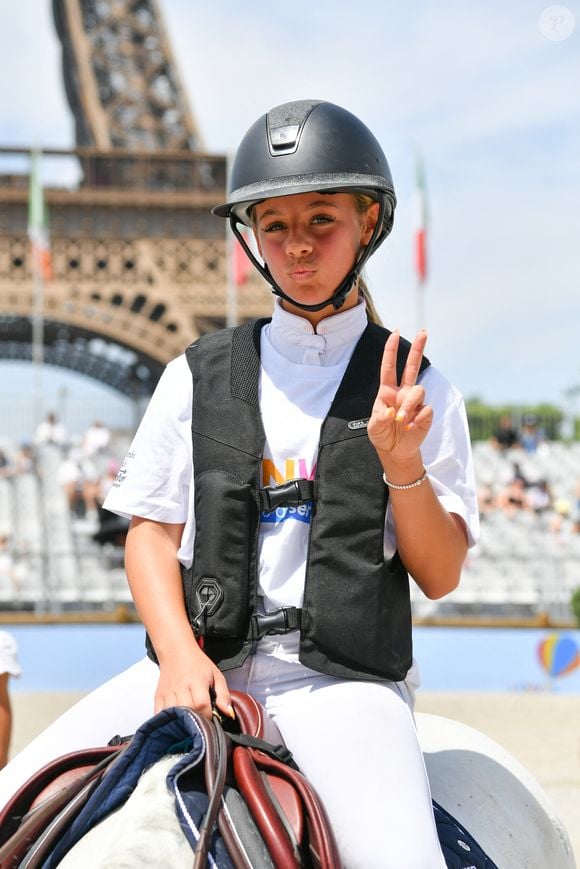 Très active sur les réseaux, la passionnée d'équitation partage souvent ses rendez-vous esthétiques. Poses de faux cils ou de faux ongles... Giulia ne laisse rien au hasard !

Giulia Sarkozy sur Valentine lors de la coupe Kids Cup L'Envol lors du Longines Paris Eiffel Jumping le 20 juin 2025.

©Perusseau / Veeren / Bestimage