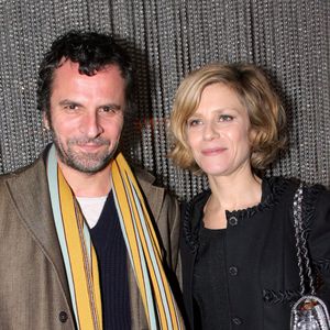 À 56 ans, Marina Foïs peut se targuer d’une carrière parmi les plus riches du cinéma français.
Marina Fois et Eric Lartigau - Soiree Première du film "Le code a changé" à l'UGC Normandie à Paris © RINDOFF-GUIREC / BESTIMAGE
