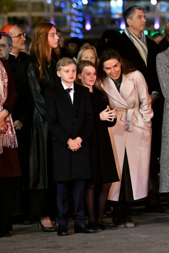 Le prince héréditaire Jacques, marquis des Baux, la princesse Gabriella, comtesse de Carladès, et Mélanie de Massy sont au Quai Antoine 1er au port Hercule pour le traditionel embrasement de la barque et le spectacle de drônes lors de la célébration de la Sainte Dévote à Monaco, le 26 janvier 2026. © Bruno Bebert / Bestimage