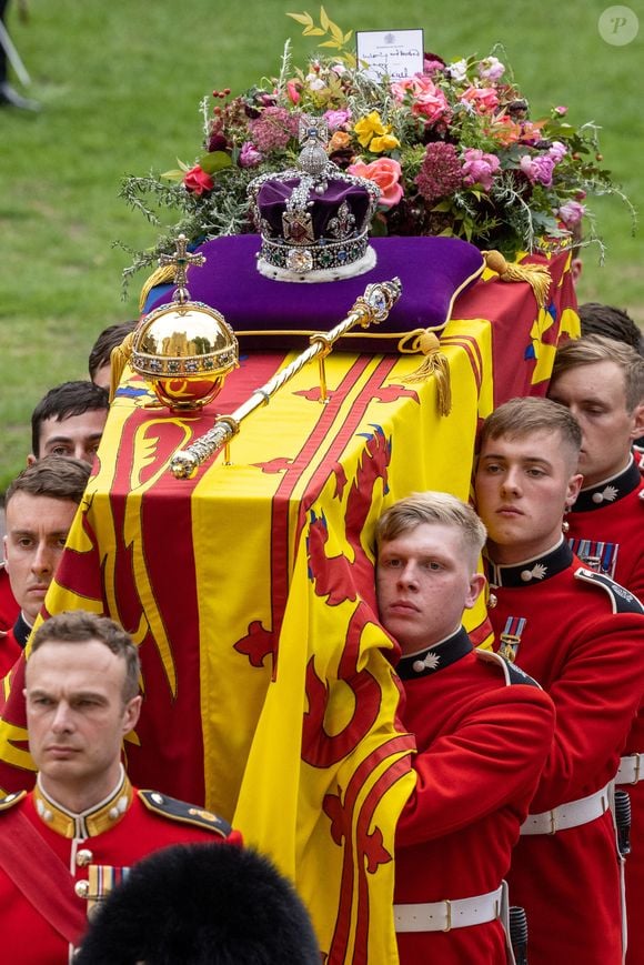 Arrivée du corbillard royal au château de Windsor via "The Long Walk", une impressionnante allée rectiligne de plus de 4 kilomètres qui mène au château où se tiendra la cérémonie funèbre des funérailles d'Etat de reine Elizabeth II d'Angleterre. Windsor, le 19 septembre 2022.