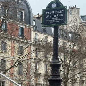 Près de deux mois plus tard, Lou Doillon est revenue sur les lieux de cette cérémonie, comme elle l'a indiqué en story ce 5 février 2026.

Story de Lou Doillon le 5 février 2026