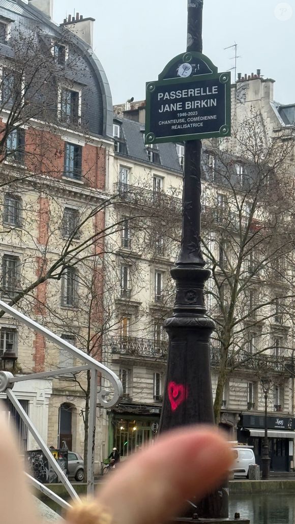 Près de deux mois plus tard, Lou Doillon est revenue sur les lieux de cette cérémonie, comme elle l'a indiqué en story ce 5 février 2026.

Story de Lou Doillon le 5 février 2026