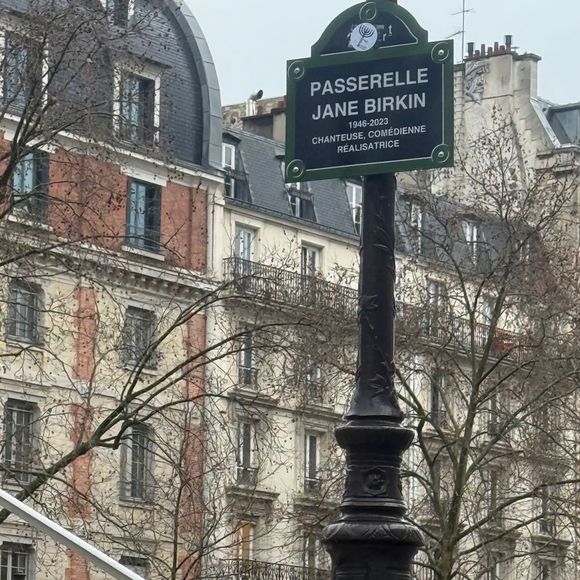 Près de deux mois plus tard, Lou Doillon est revenue sur les lieux de cette cérémonie, comme elle l'a indiqué en story ce 5 février 2026.

Story de Lou Doillon le 5 février 2026