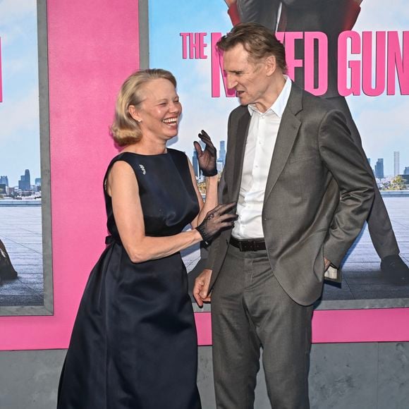 Depuis la disparition de son épouse Natasha Richardson en 2009, Liam Neeson n'avait plus officialisé la moindre relation... Quant à Pamela Anderson qui a multiplié les désillusions amoureuses ces dernières années, le célibat semblait parfaitement lui allait !

Liam Neeson et Pamela Anderson à la première de « The Naked Gun » le 28 juillet 2025 à New York. (STARMAX / BESTIMAGE).