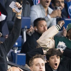 Pierre Gasly, Tony Parker, Dadju - Célébrités dans les tribunes lors du match retour de la Ligue Des Champions 2024-2025 (LDC) "PSG - Arsenal" (2-1) au Parc des Princes à Paris le 7 mai 2025. © Cyril Moreau/Bestimage