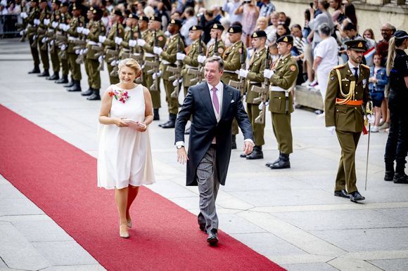 La comtesse Stéphanie de Lannoy, future grande-duchesse de Luxembourg, et le prince Guillaume, futur grand-duc de Luxembourg, lors d'une cérémonie à la Philharmonie de Luxembourg, dans le cadre des célébrations du jour de la Fête nationale et du 25e anniversaire du règne du grand-duc Henri. Luxembourg. Photo : Dana Press / Bestimage
