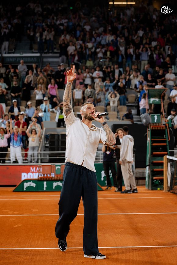 Le chanteur français Matt Pokora chante lors de la fête de Gaël et ses amis, le 4e jour des qualifications de Roland-Garros 2026, à Roland-Garros le 20 mai 2026 à Paris, en France. © Pauline Figuet/Sport Press Photo via ZUMA Press/Bestimage | 00756713