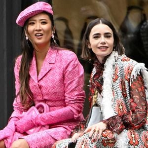 La sixième saison d’Emily in Paris sera la dernière de la série Netflix.
Lily Collins et Ashley Park aperçues dans les rues de Paris lors du tournage de la 6ème saison de la série Netflix “Emily in Paris”
© Gedeon Taieb / Bestimage