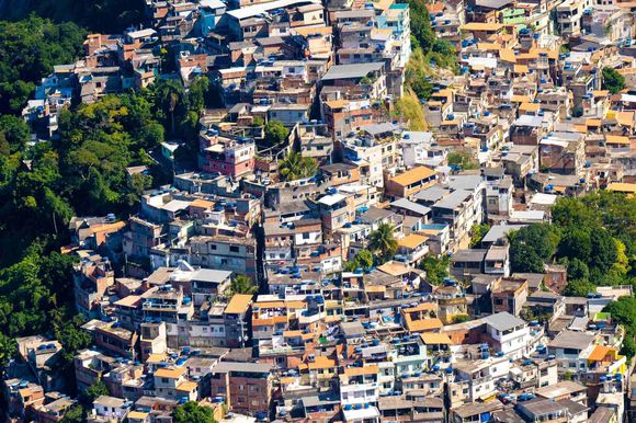 Favelas brésiliennes à Rio de Janeiro, la ville avec le célèbre Pain de Sucre, la plage de Copacabana et la statue du Christ Rédempteur, Cristo Redentor, sur le mont Corcovado au Brésil. Le 09 juin 2023. Photo par Mischa Schoemaker/ABACAPRESS.COM