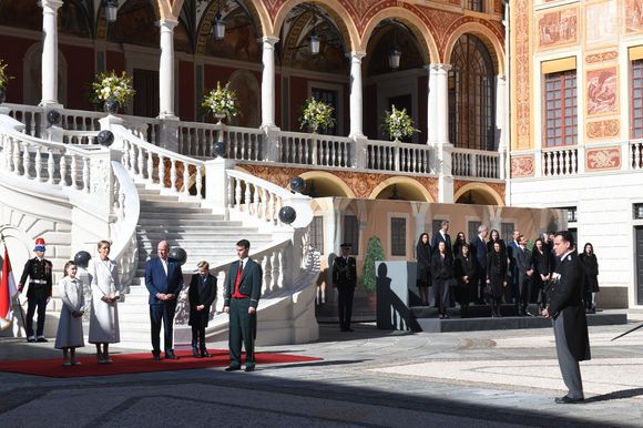 Cependant, les reines et princesses catholiques ont droit au "privilège du blanc". 

Le prince Albert II de Monaco, la princesse Charlène, le prince Jacques, la princesse Gabriella, la princesse Caroline de Hanovre, la princesse Stéphanie, Charlotte Casiraghi, Pierre Casiraghi et Béatrice Borromeo - Cérémonie de bienvenue pour le Pape Leon XIV au Palais Princier de Monaco suivie de la visite de courtoisie - Visite historique du pape Léon XIV à Monaco le 28 mars 2026.
© Bruno Bebert - Dominique Jacovides / Bestimage