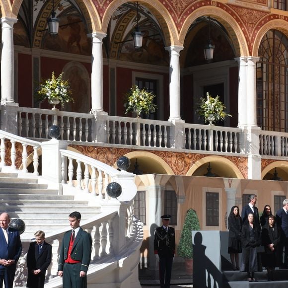 Cependant, les reines et princesses catholiques ont droit au "privilège du blanc". 

Le prince Albert II de Monaco, la princesse Charlène, le prince Jacques, la princesse Gabriella, la princesse Caroline de Hanovre, la princesse Stéphanie, Charlotte Casiraghi, Pierre Casiraghi et Béatrice Borromeo - Cérémonie de bienvenue pour le Pape Leon XIV au Palais Princier de Monaco suivie de la visite de courtoisie - Visite historique du pape Léon XIV à Monaco le 28 mars 2026.
© Bruno Bebert - Dominique Jacovides / Bestimage