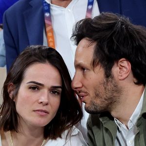 Le chanteur Vianney et sa femme Catherine Robert en tribunes lors des Internationaux de France de Tennis de Roland Garros 2025, à Paris, France, le 6 juin 2025. © Jacovides-Moreau/Bestimage