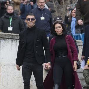 Malgré leur vie hors du commun, Cristiano et Georgina prouvent qu'ils sont des parents comme les autres, soit victimes des tendances de cours de récré ! 

Cristiano Ronaldo quitte le tribunal avec sa compagne Georgina Rodríguez à Madrid le 22 janvier 2019. 

©BestImage