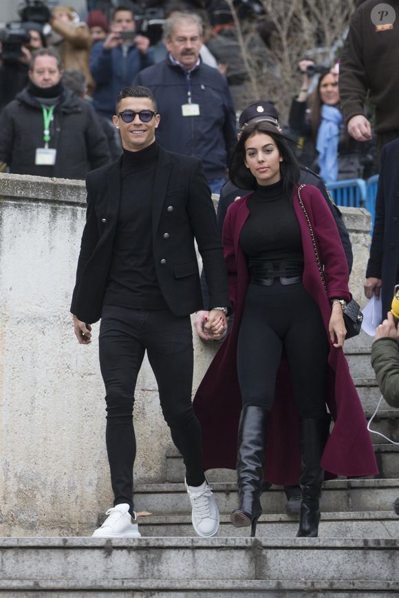 Malgré leur vie hors du commun, Cristiano et Georgina prouvent qu'ils sont des parents comme les autres, soit victimes des tendances de cours de récré ! 

Cristiano Ronaldo quitte le tribunal avec sa compagne Georgina Rodríguez à Madrid le 22 janvier 2019. 

©BestImage