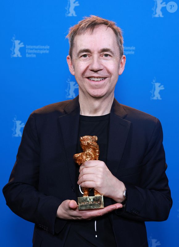 Dag Johan Haugerud avec son prix lors de la clôture du Festival film de Berlin le 22 février 2025