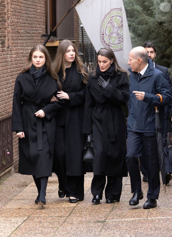 La reine Letizia d'Espagne et ses filles, la princesse Leonor et l'infante Sofia, quittent la cathédrale orthodoxe grecque de Saint-André et Saint-Démétrius où a eu lieu un service commémoratif en hommage à Son Altesse Royale la princesse Irène de Grèce, à Madrid (Espagne). © José Ruiz/Europa Press/Bestimage