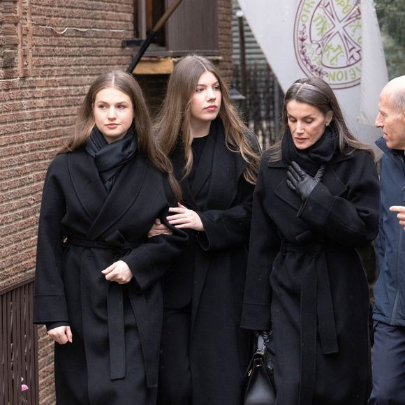 La reine Letizia d'Espagne et ses filles, la princesse Leonor et l'infante Sofia, quittent la cathédrale orthodoxe grecque de Saint-André et Saint-Démétrius où a eu lieu un service commémoratif en hommage à Son Altesse Royale la princesse Irène de Grèce, à Madrid (Espagne). © José Ruiz/Europa Press/Bestimage