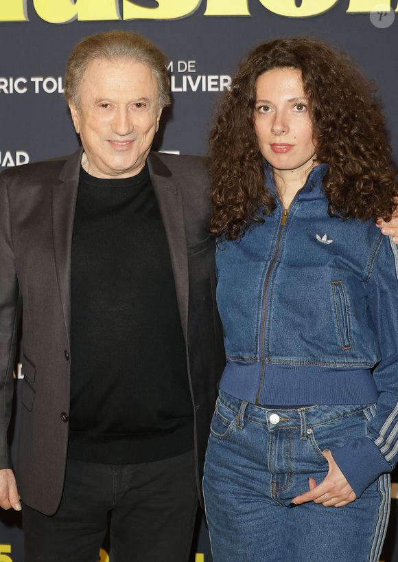 Michel Drucker et sa petite fille Rebecca Chateau - Première du film "Juste une illusion" au cinéma Le Grand Rex à Paris le 22 mars 2026. © Coadic Guirec/Bestimage