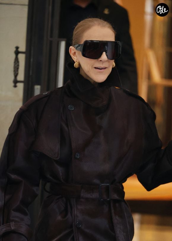 Céline Dion salue ses fans sous la pluie, à la sortie de l’hôtel Royal Monceau à Paris, avant de rejoindre "La Plenitude Arena de Paris La Défense" pour poursuivre sa série de concerts, le 30 septembre 2026. © Denis Guignebourg / Bestimage