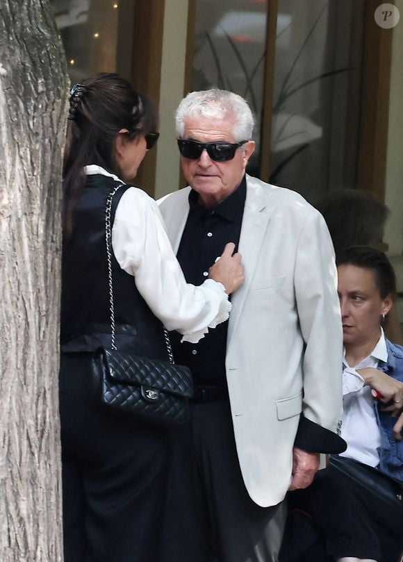 Exclusif - Claude Lelouch et sa femme Valérie Perrin aux obsèques dans la plus stricte intimité de l'actrice française Anouk Aimée au cimetière Saint-Vincent à Paris, France, le 25 juin 2024.