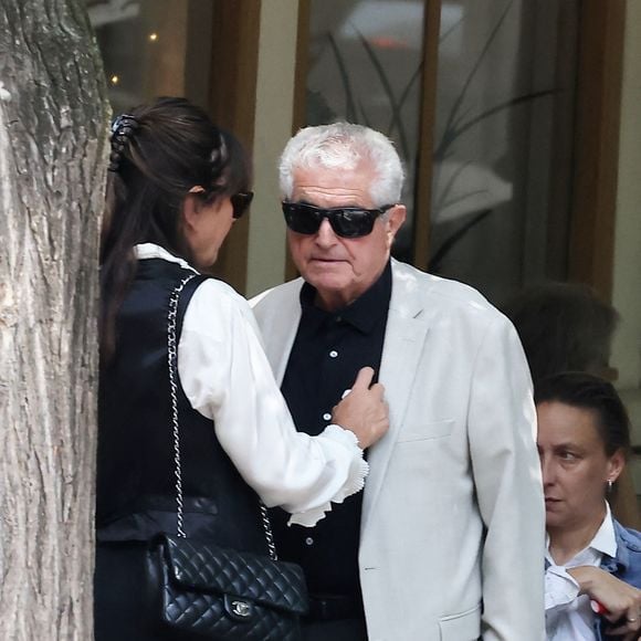 Exclusif - Claude Lelouch et sa femme Valérie Perrin aux obsèques dans la plus stricte intimité de l'actrice française Anouk Aimée au cimetière Saint-Vincent à Paris, France, le 25 juin 2024.