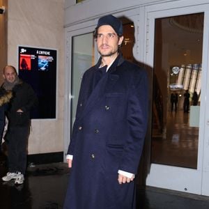 Paris, FRANCE L'acteur Louis Garrel a fait une apparition remarquée à la première de Costumes Paris, portant d'élégantes chaussures brunes Dior.
Sur la photo : Louis Garrel