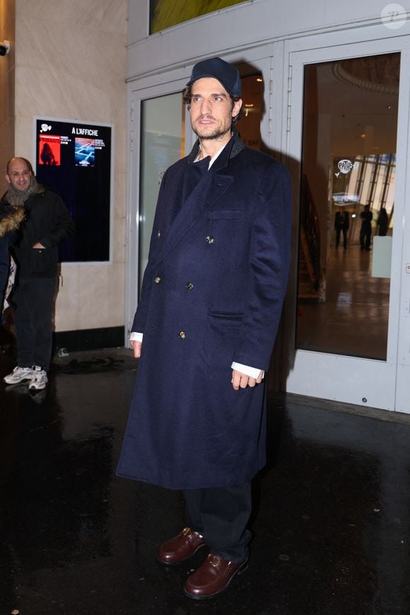 Paris, FRANCE L'acteur Louis Garrel a fait une apparition remarquée à la première de Costumes Paris, portant d'élégantes chaussures brunes Dior.



Sur la photo : Louis Garrel