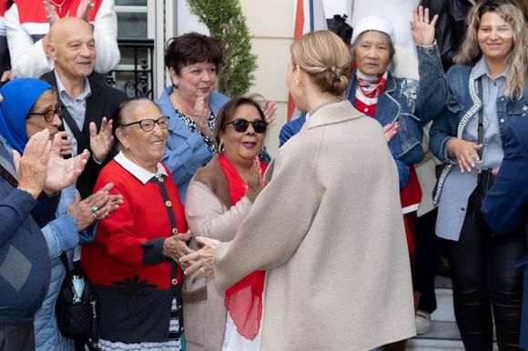 Albert et Charlene de Monaco remettent les cadeaux aux personnes âgées au siège de la Croix Rouge, dans le cadre des célébrations de la Fête Nationale monégasque, le 14 novembre 2025. © Olivier Huitel/Pool Monaco/Bestimage
