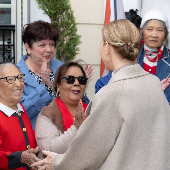 Albert et Charlene de Monaco remettent les cadeaux aux personnes âgées au siège de la Croix Rouge, dans le cadre des célébrations de la Fête Nationale monégasque, le 14 novembre 2025. © Olivier Huitel/Pool Monaco/Bestimage