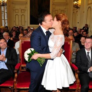 Une robe créée spécialement pour elle, avec ce tissu si délicat qui fait la renommée de la France.

Emilie Dequenne et son époux Michel Ferracci - Mariage de Michel Ferracci et Emilie Dequenne à la mairie du 10ème arrondissement, le samedi 11 octobre 2014 à Paris.
©Roberto Battistini / Bestimage