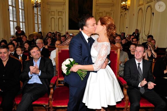 Une robe créée spécialement pour elle, avec ce tissu si délicat qui fait la renommée de la France.

Emilie Dequenne et son époux Michel Ferracci - Mariage de Michel Ferracci et Emilie Dequenne à la mairie du 10ème arrondissement, le samedi 11 octobre 2014 à Paris.
©Roberto Battistini / Bestimage