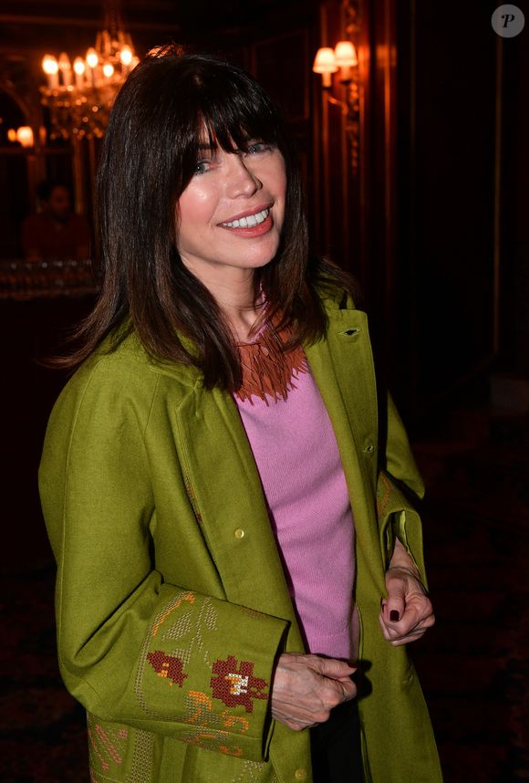 Exclusif - Isabelle Morizet (Karen Cheryl) - Générale du chanteur Amir Haddad, seul-en-scène dans la pièce "Sélectionné" mise en scène par S. Suissa au théâtre Edouard VII à Paris le 28 mars 2022. © Veeren/Bestimage
Sélectionné, texte de M. Elya, raconte l'incroyable histoire du nageur Alfred Nakache, dont une piscine parisienne porte le nom dans le XXème arrondissement. Cet athlète a été plusieurs fois champion de France avant et après sa déportation à Auschwitz car de confession juive. © Veeren/Bestimage
