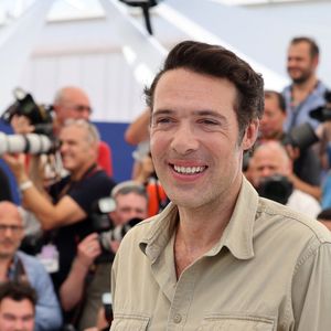 Le réalisateur Nicolas Bedos au photocall de "Mascarade" lors du 75ème Festival International du Film de Cannes, le 28 mai 2022. 
© Dominique Jacovides / Bestimage