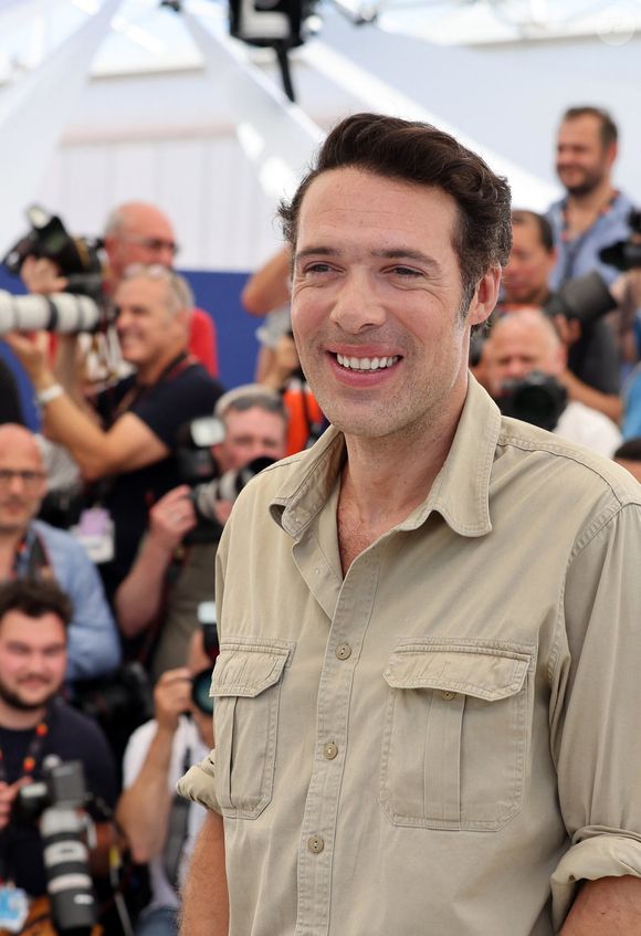 Le réalisateur Nicolas Bedos au photocall de "Mascarade" lors du 75ème Festival International du Film de Cannes, le 28 mai 2022. 
© Dominique Jacovides / Bestimage