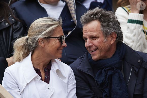 Anne-Sophie Lapix et son mari Arthur Sadoun dans les tribunes au même moment dans les tribunes des Internationaux de France de tennis de Roland Garros 2024 à Paris, France, le 2 juin 2024. © Jacovides-Moreau/Bestimage