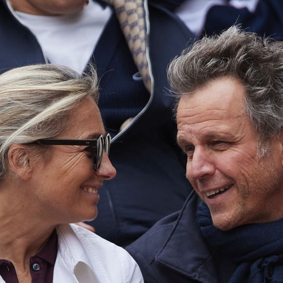Anne-Sophie Lapix et son mari Arthur Sadoun dans les tribunes au même moment dans les tribunes des Internationaux de France de tennis de Roland Garros 2024 à Paris, France, le 2 juin 2024. © Jacovides-Moreau/Bestimage