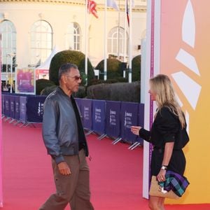 Le duo s'est autorisé gestes tendres et regards complices devant le public

Roschdy Zem et sa compagne Sarah Poniatowski sur le tapis rouge lors de la première du film 'L'Invitation' pendant la 52ème édition du Festival du Cinéma Américain de Deauville, France, le 5 septembre 2026. © Denis Guignebourg/Bestimage
