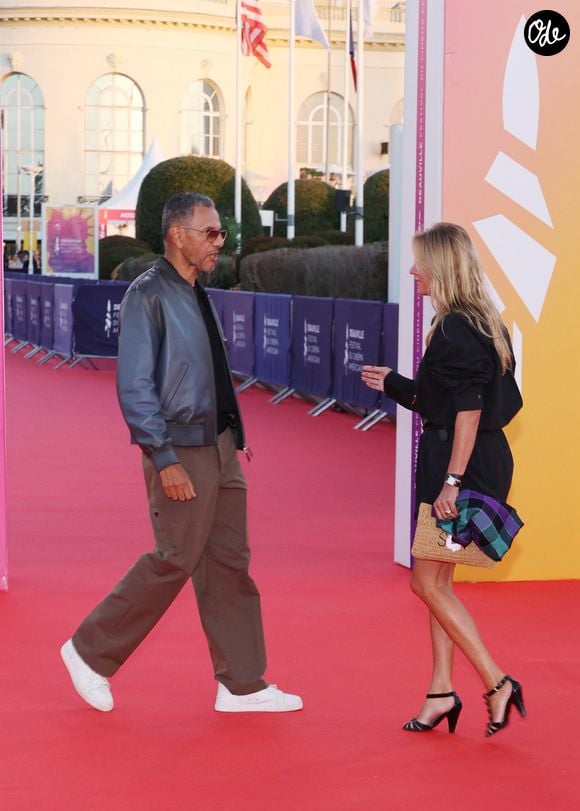 Le duo s'est autorisé gestes tendres et regards complices devant le public

Roschdy Zem et sa compagne Sarah Poniatowski sur le tapis rouge lors de la première du film 'L'Invitation' pendant la 52ème édition du Festival du Cinéma Américain de Deauville, France, le 5 septembre 2026. © Denis Guignebourg/Bestimage