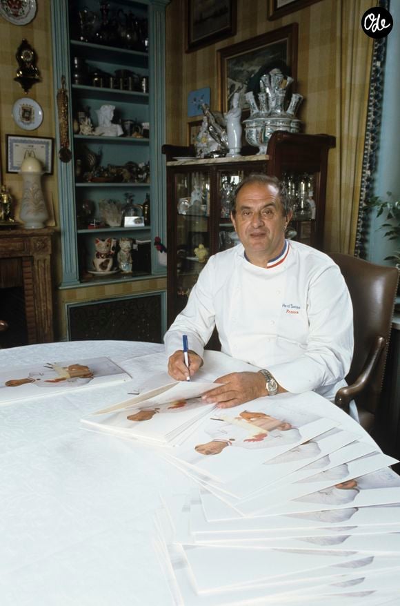 Mais il insiste également sur les conséquences des dégradations pour les commerçants, les artisans et les familles touchés. 

Archives - En France, Paul Bocuse à Collonges-au-Mont-d'Or en juin 1987. Michel CROIZARD via Bestimage