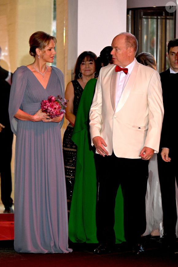 Le prince Albert II de Monaco et la princesse Charlene - 76ème Bal de la Croix Rouge dans la salle des Etoiles à Monaco le 12 juillet 2025. © Bruno Bebert/Bestimage