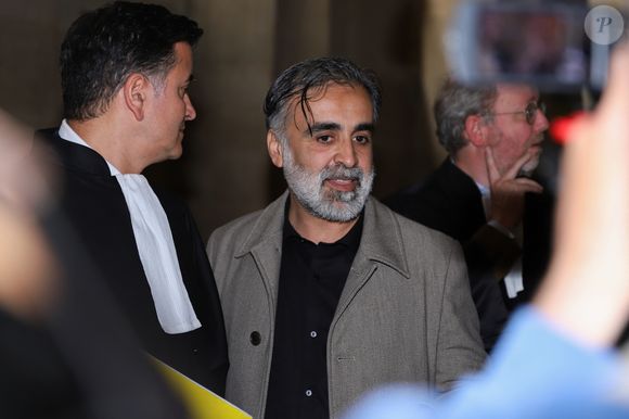 Mais avec la notoriété de Kim Kardashian, son témoignage est quelque peu passé inaperçu. 

Procès du braquage de Kim Kardashian - Abderrahmane Ouatik (veilleur de nuit dans la résidence hôtelière de luxe où séjournait la star américaine) s'exprime devant les caméras avec ses avocats au Palais de Justice de Paris le 13 mai 2025. Attendue ce mardi à la barre du palais de justice de Paris, la star américaine doit décrire cette nuit qui l’a «traumatisée», selon ses mots. Des malfrats sont jugés pour lui avoir dérobé neuf millions d’euros de bijoux en pleine Fashion Week en 2016. © Yoann Ouahcene/Bestimage