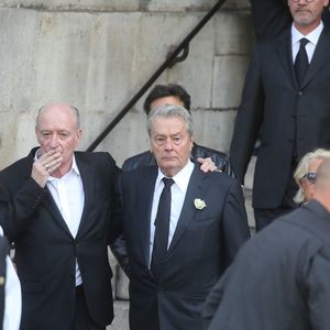 Pascal Desprez, Alain Delon - Sorties des obsèques de Mireille Darc en l'église Saint-Sulpice à Paris. Le 1er septembre 2017 © Agence / Bestimage