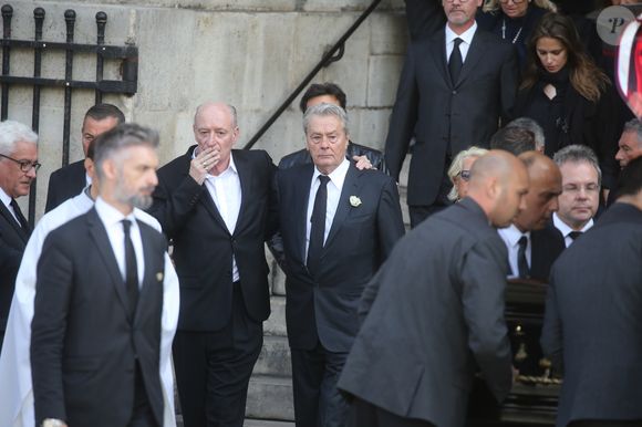 Pascal Desprez, Alain Delon - Sorties des obsèques de Mireille Darc en l'église Saint-Sulpice à Paris. Le 1er septembre 2017 © Agence / Bestimage