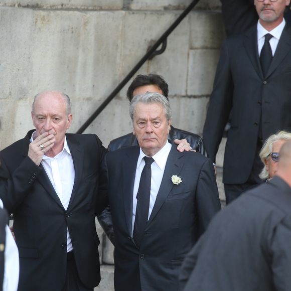 Pascal Desprez, Alain Delon - Sorties des obsèques de Mireille Darc en l'église Saint-Sulpice à Paris. Le 1er septembre 2017 © Agence / Bestimage