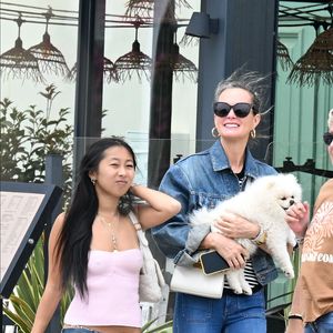 Exclusif -  Laeticia Hallyday et ses filles Jade et Joy (qui résident depuis quelques jours dans la propriété familiale du Cap-d'Ail) arrivent à Marseillan pour déjeuner avec Elyette Boudou "Mamie Rock" (qui fêtera ses 89 ans le 5 juillet prochain), accompagné de son père André Boudou et sa fille Alcéa (demi soeur de Laeticia). Toute la famille est allée déjeuner à la crêperie "La Maison de Camille" à Marseillan, France, le 2 juillet 2024. Agence / Bestimage