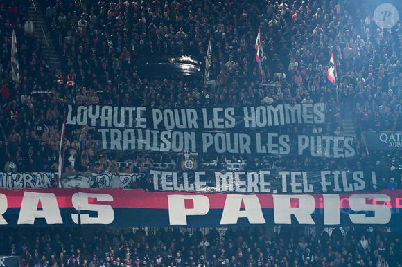 Des fans du PSG montrent une banderole contre Adrien Rabiot (25 - Olympique de Marseille) lors du match de Ligue 1 entre le Paris Saint Germain et l'Olympique de Marseille au Parc des Princes le 16 mars 2025 à Paris, France.
Dante Badano/PsnewZ/Bestimage
