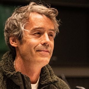 Yann Barthès - Le présentateur de l'émission Quotidien, est auditionné par la commission d'enquête sur les fréquences TNT, à la demande du Rassemblement national à Paris le 27 mars 2024.
Crédit : Baptiste Autissier / Panoramic / Bestimage